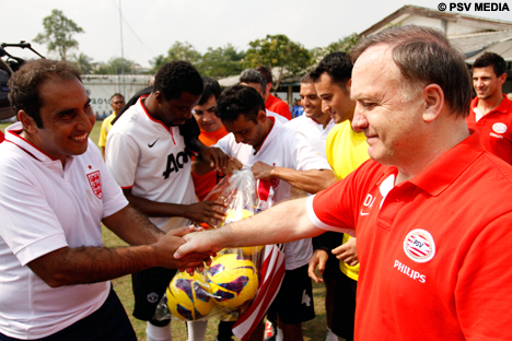 PSV had shirts en ballen meegenomen die werden uitgedeeld.