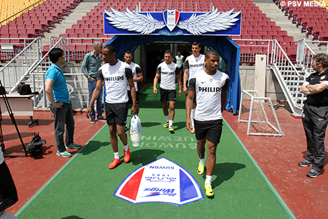 Luciano Narsingh en Joshua Brenet betreden het Suwon World Cup Stadium.