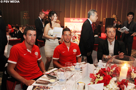 Kevin Strootman en Dries Mertens zaten aan een tafel dicht bij het podium.