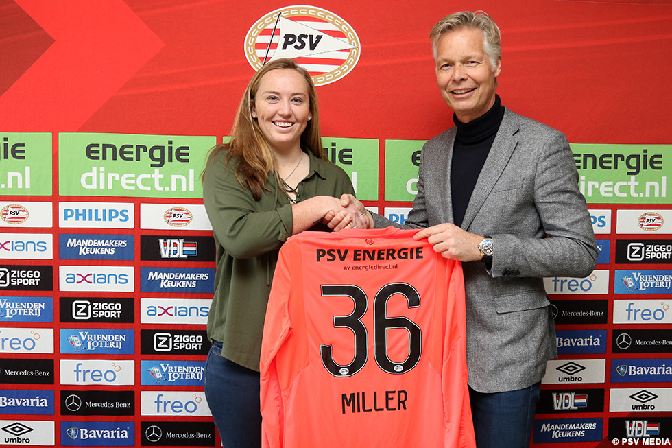 Cassie Miller krijgt uit handen van Peter Fossen haar eerste PSV-shirt | © PSV Media