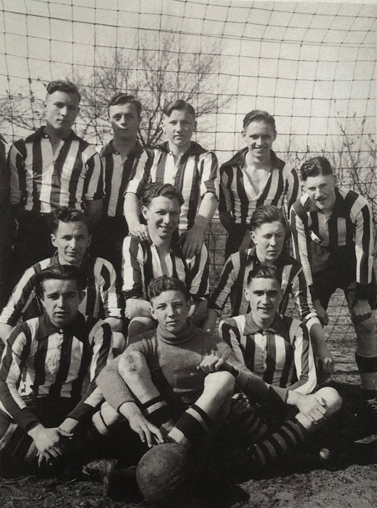Een elftalfoto van het 4e jeugdteam van PSV uit 1941 met daarop onder anderen Ad van Tuijl, Joke Mulders en doelman Lieuwe Steiger | Foto uit Voor Rood-Wit gezongen