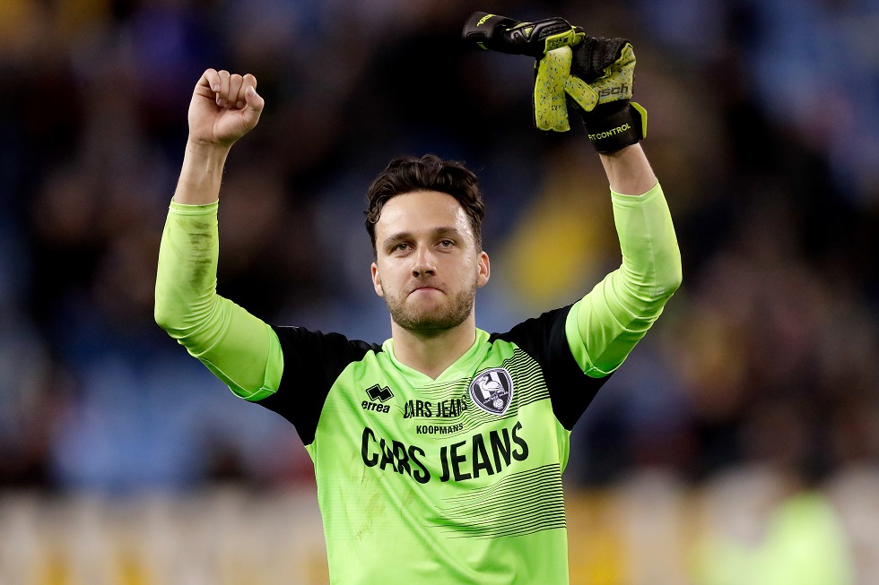 De doelman juichend na de ADO-zege bij Vitesse