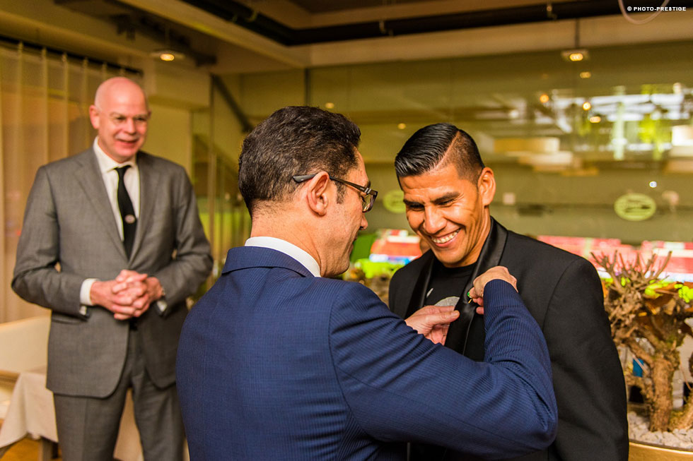 De speld waarmee Carlos Salcido officieel werd beëdigd als ambassadeur van PSV