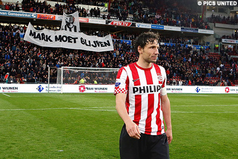 Mark van Bommel verlaat zichtbaar ge&euml;motioneerd het veld.