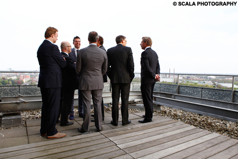 Voor aanvang werd er gepraat op het dakterras met prachtig uitzicht.