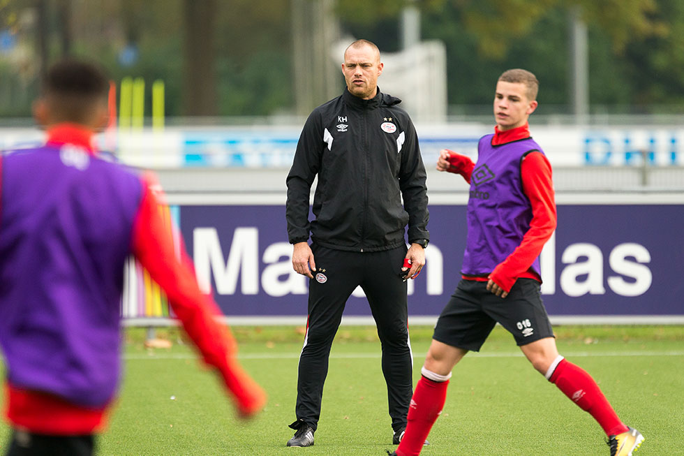 Kevin Hofland als jeugdtrainer van PSV