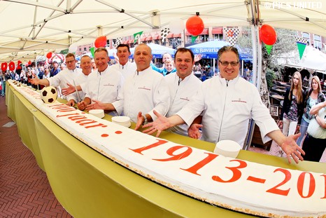 Een 19,13 meter lange slagroomtaart werd deze middag aangesneden.