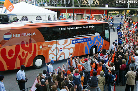 De slogan op de bus bij Euro 2008: 1 doel, 1 gevoel, samen zijn we Oranje.