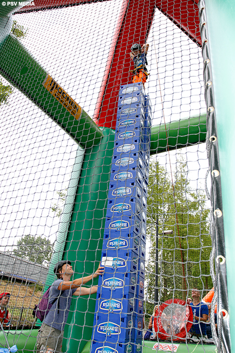 Deze jonge fan had een flinke toren met lege kratjes gebouwd.