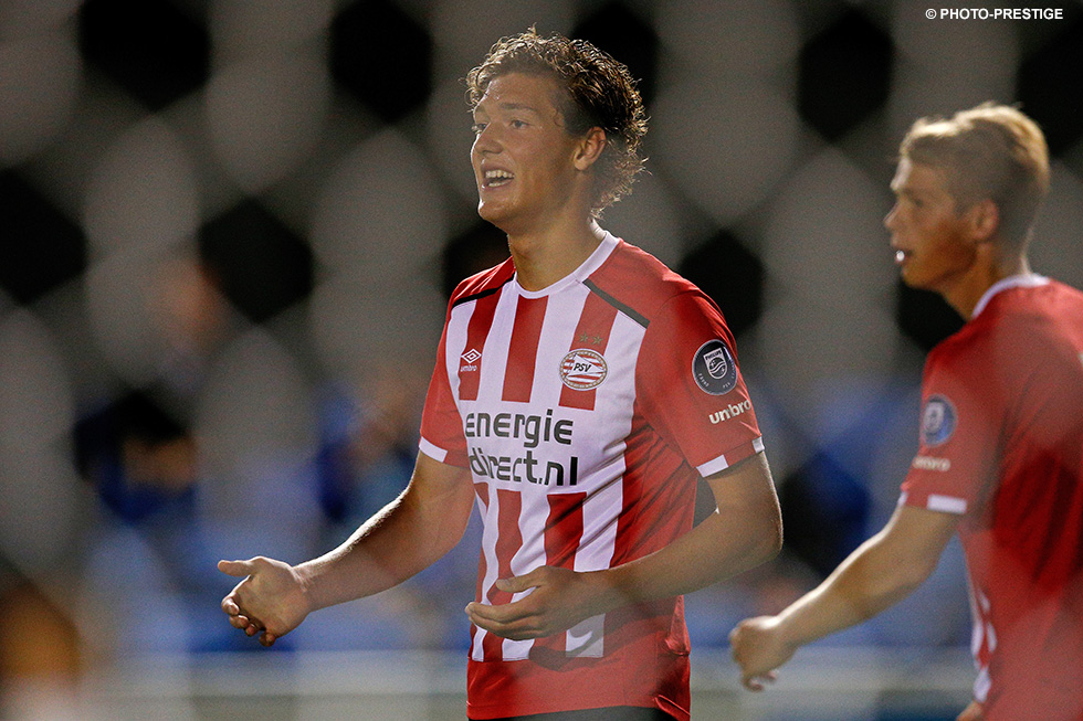 Sam Lammers schoot vrijdagavond maar weer eens met scherp voor Jong PSV