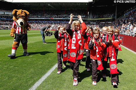 F-pupillen Mees Hoeben, Niek Schiks, Floris van Berkel en Luc Netten tijdens de ereronde.