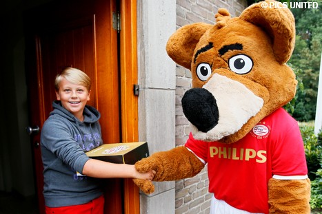 Jubilerend PSV biedt jarige supporters taart aan.