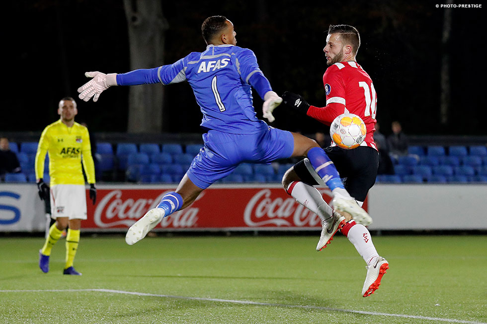 Bart Ramselaar omspeelt doelman Joey Roggeveen en tekent voor de 1-0