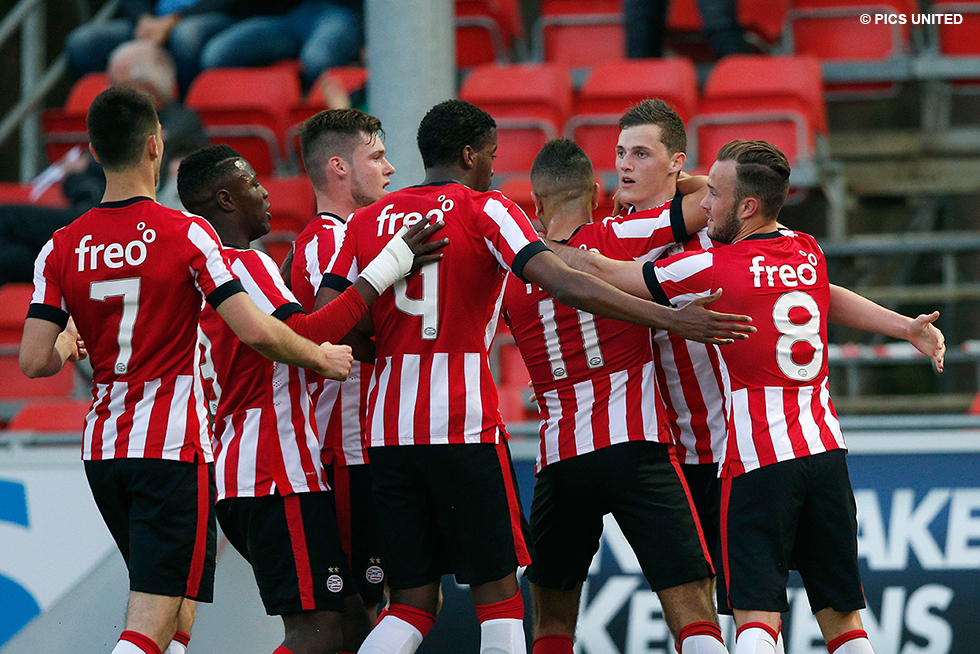 Vreugde na de openingstreffer van Clint Leemans | © Pics United