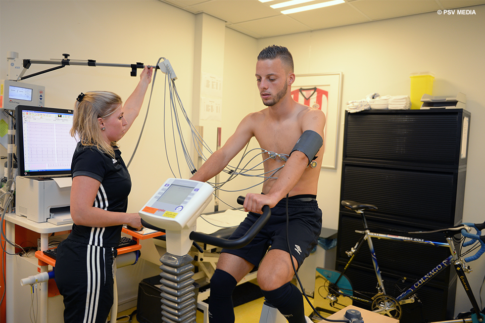 Bart Ramselaar ondergaat tests op de fiets