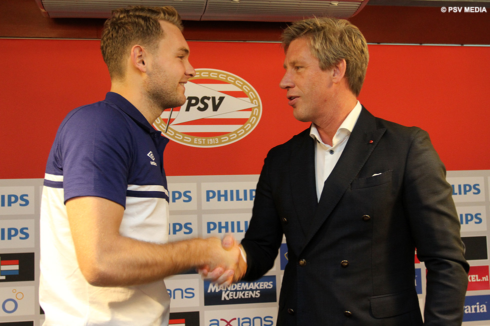 Marcel Brands schudt Jeroen Zoet de hand | © PSV Media