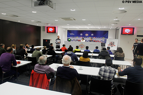 De nieuwe spelers van het team uit de wijk Mensfort donderdag in het stadion.