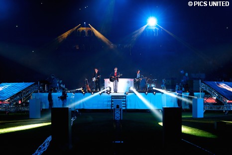 Guus Meeuwis geeft na de wedstrijd een mini-concert.