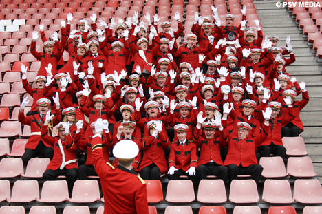 De harmonie speelde eerder op de dag nog bij de opening van het nieuwe Philips museum.