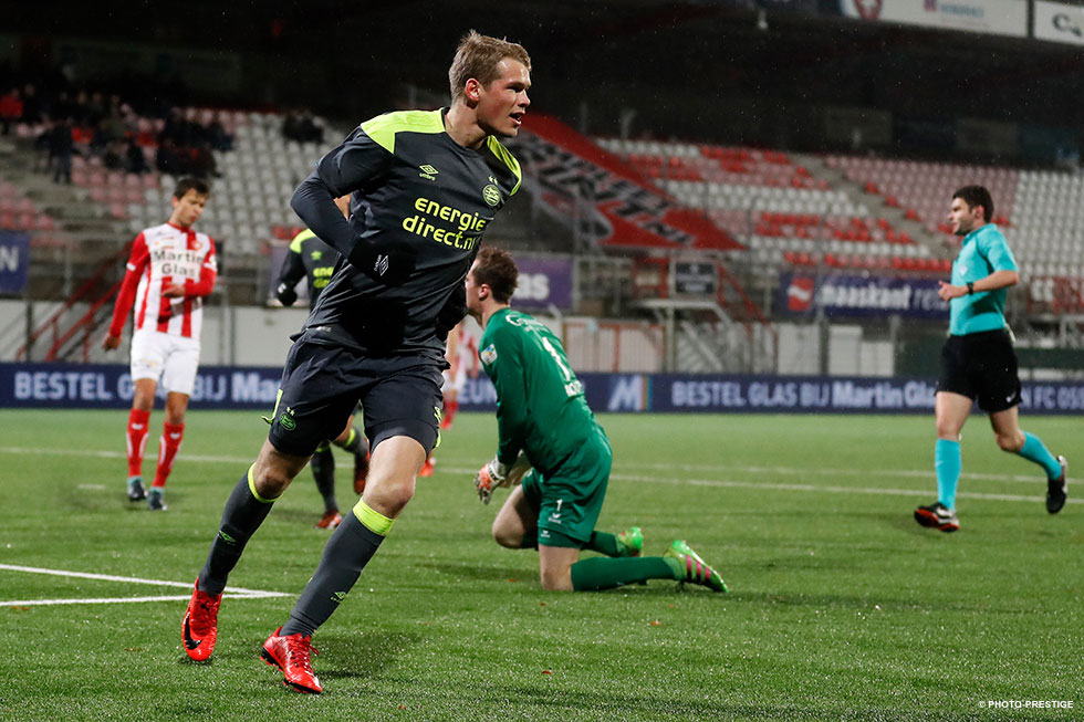 Laursen juicht nadat hij Jong PSV op 1-0 heeft gezet