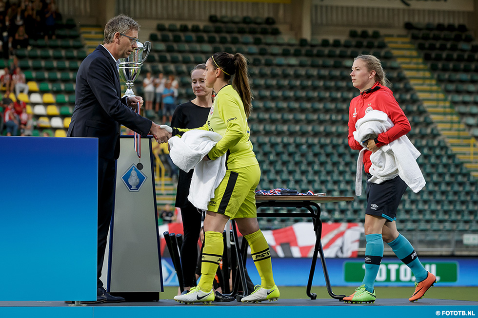 Ajax beslist finale in tweede helft