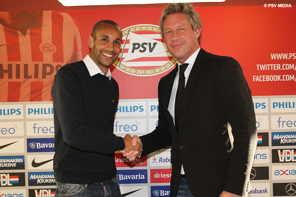 Marcel Brands schudt Simon Poulsen de hand | © PSV Media