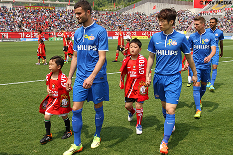 Ji-Sung Park op weg naar zijn laatste wedstrijd als profvoetballer.