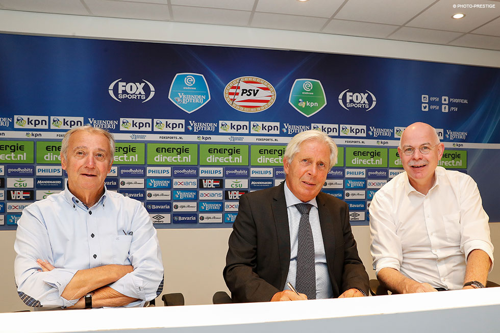 In de persruimte deden oud-PSV'ers Willy van der Kuijlen en Harry Lubse samen met Toon Gerbrands de aftrap