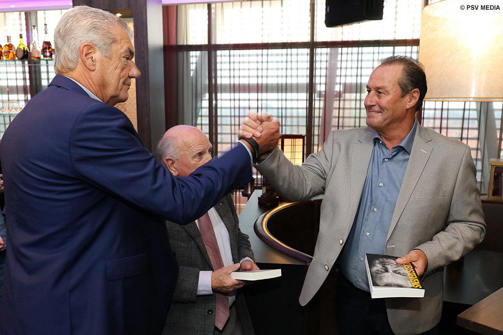 Kees Ploegsma sr. is &eacute;&eacute;n van de eersten die een exemplaar ontvangt | &copy; PSV Media