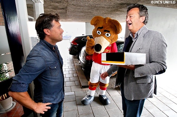 In de ochtend van de 31ste kregen jarige PSV-fans een taart.