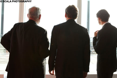 Jacques Ruts, Frans van Houten en Mark van Bommel bekijken het uitzicht.