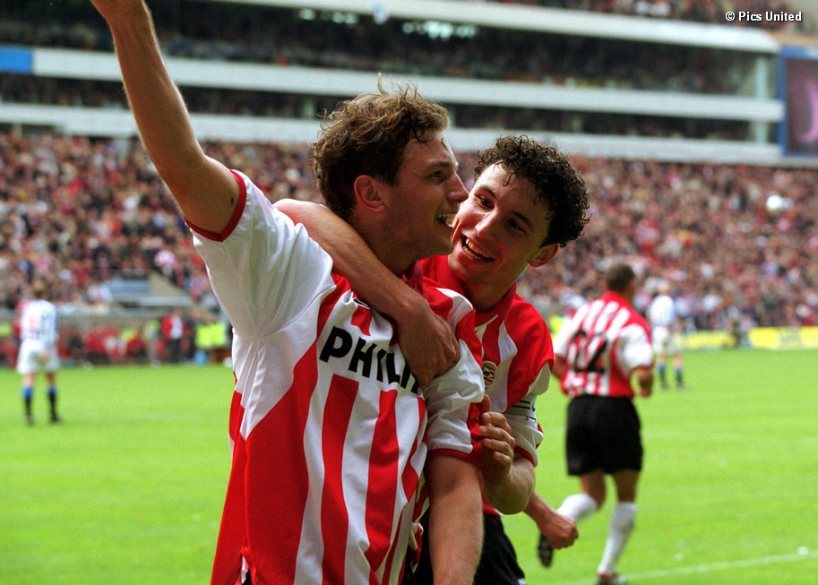 Bruggink viert zijn treffer in de kampioenswedstrijd van 2001 | © Pics United