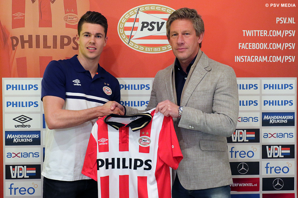 Marco van Ginkel toont samen met Marcel Brands het PSV-shirt | © PSV Media