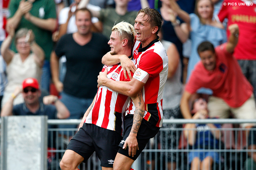 Vreugde na de gelijkmaker van Maxime Lestienne, zijn eerste voor PSV | © Pics United