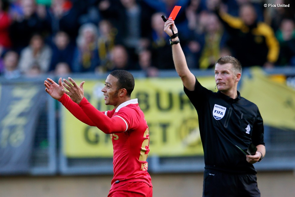 Memphis wordt met rood weggestuurd | &copy; Pics United