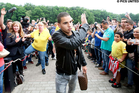 De supporters gaven Adam Maher maandagmiddag een warm onthaal.