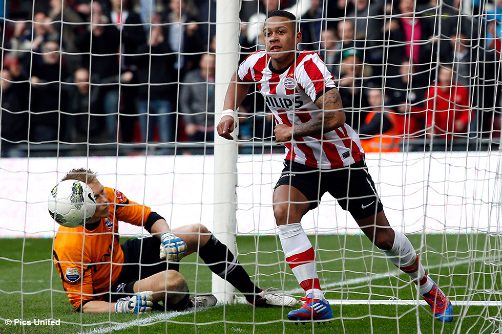 Memphis maakte tegen sc Heerenveen zijn eerste treffer in het Philips Stadion, het was de 5-1 | © Pics United