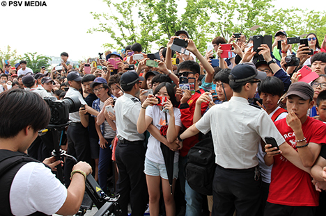 Een compleet gekkenhuis bij de spelersbus van PSV.