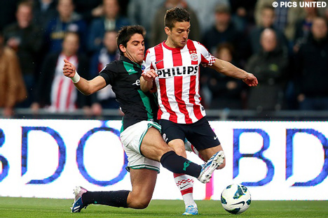 Deze overtreding op Mertens levert PSV even later een strafschop op.