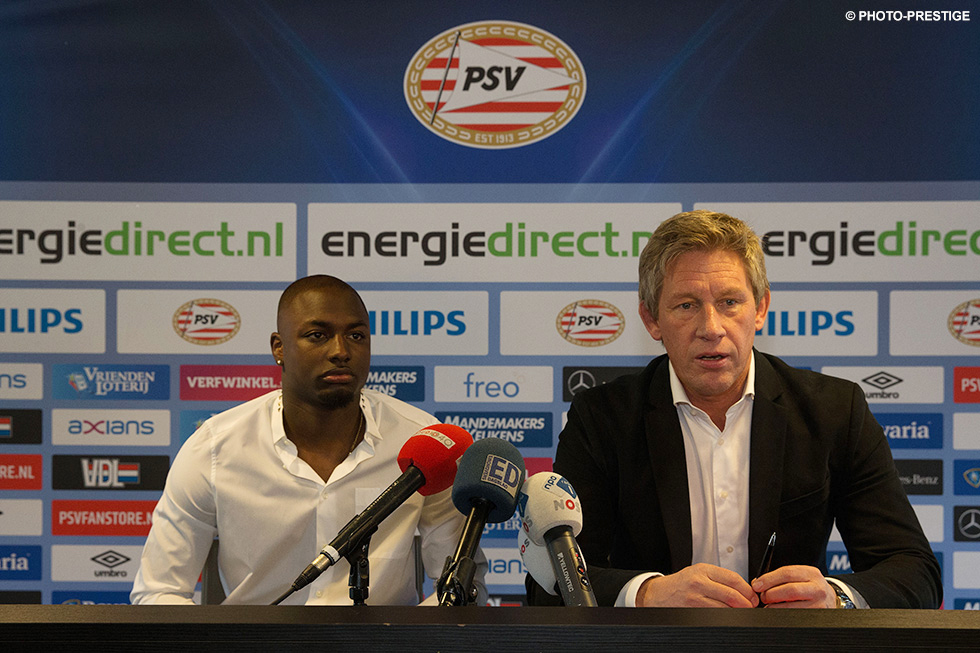 Jetro Willems verlengde vrijdagmiddag in het bijzijn van Marcel Brands zijn contract | © Photo-Prestige