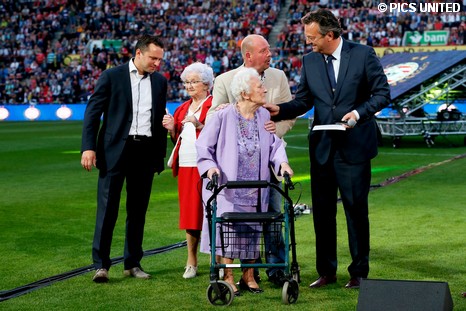 Opening feestavond in het Philips Stadion.