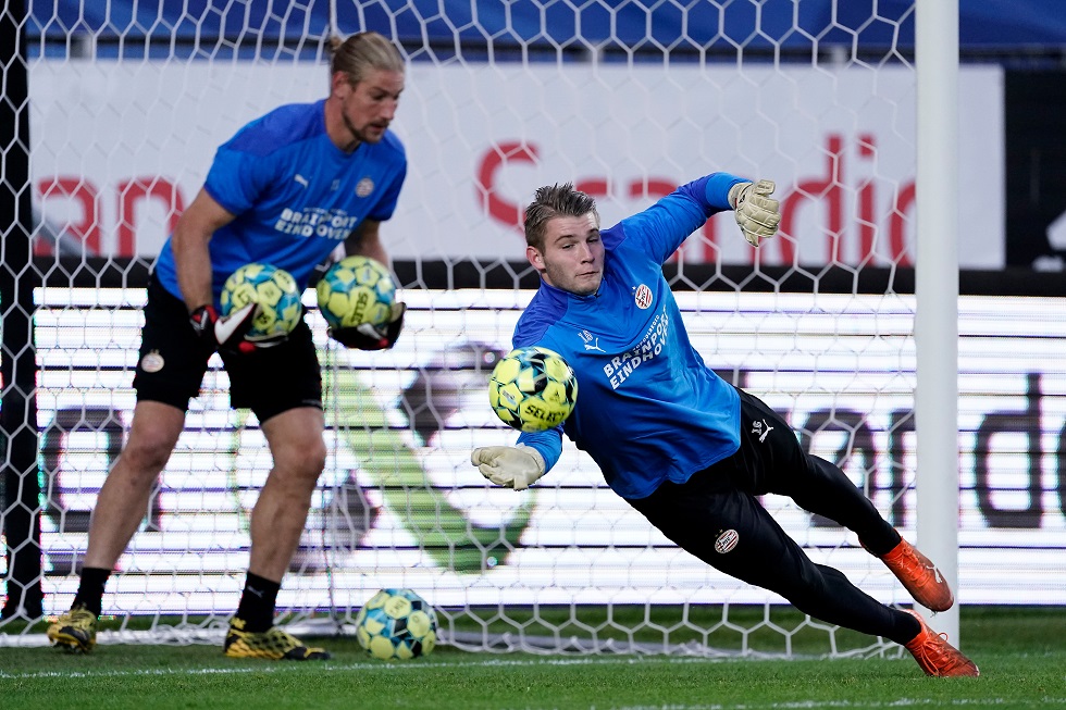 Vincent Müller redt, terwijl Lars Unnerstall toekijkt