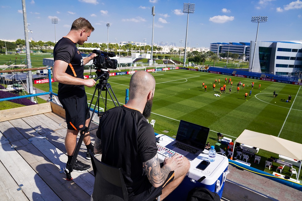 Pier Tensen (links) en Alex Abresch (rechts) aan het werk tijdens een training in Doha