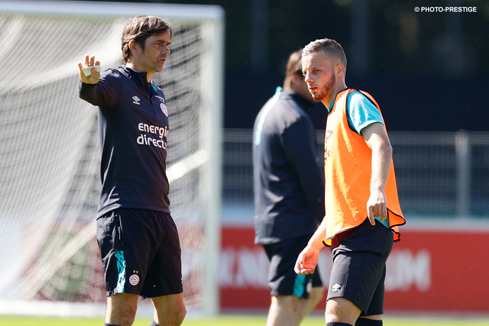 Phillip Cocu instrueert Bart Ramselaar op het trainingsveld van PSV