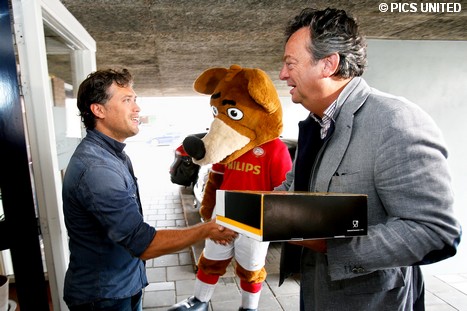 Jubilerend PSV biedt jarige supporters taart aan.