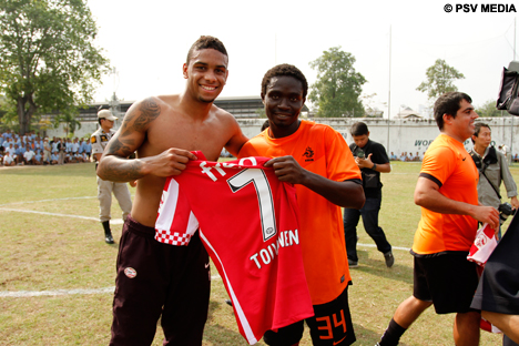 En deze dolgelukkige gevangene kreeg het shirt van Ola Toivonen.