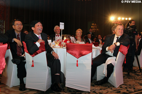 Een goede sfeer hier aan de tafel van onder meer hoofdtrainer Dick Advocaat.