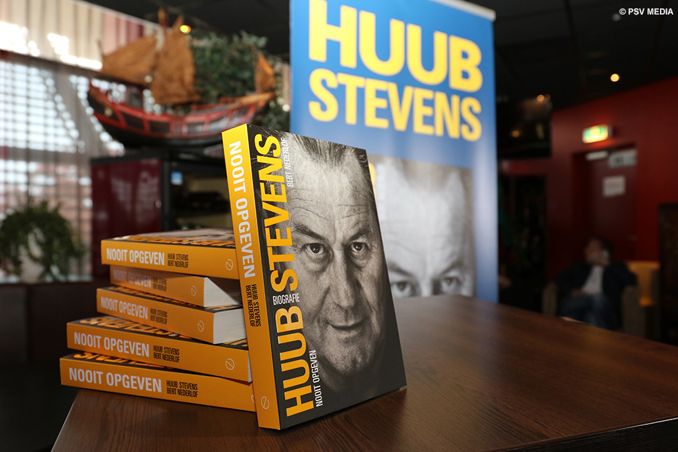 De biografie van Huus Stevens is vanaf vandaag verkrijgbaar | &copy; PSV Media