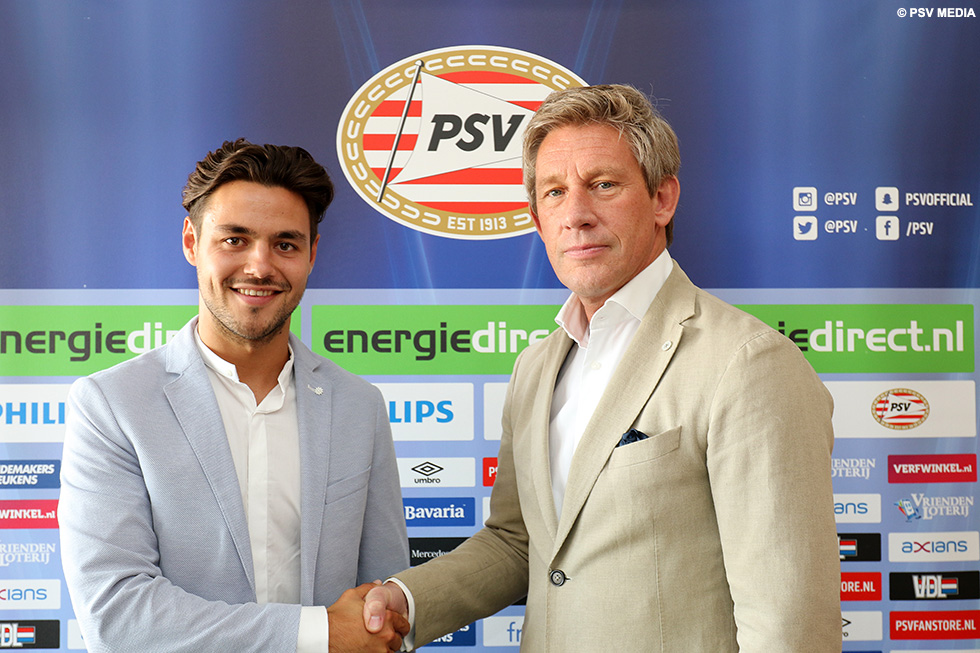 Marcel Brands schudt Bram van Vlerken de hand na dens contractverlenging bij PSV | © PSV Media