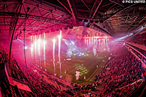 Met een schitterende lichtshow en vuurwerk werd op fantastische wijze een eeuw PSV afgesloten en de aftrap gegeven voor de volgende 100jaar.